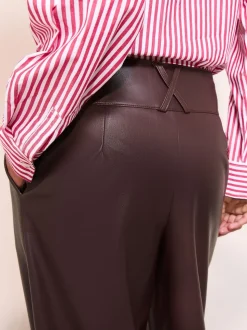 Rouge baie - Friends Like These Pantalons amples plissés en similicuir