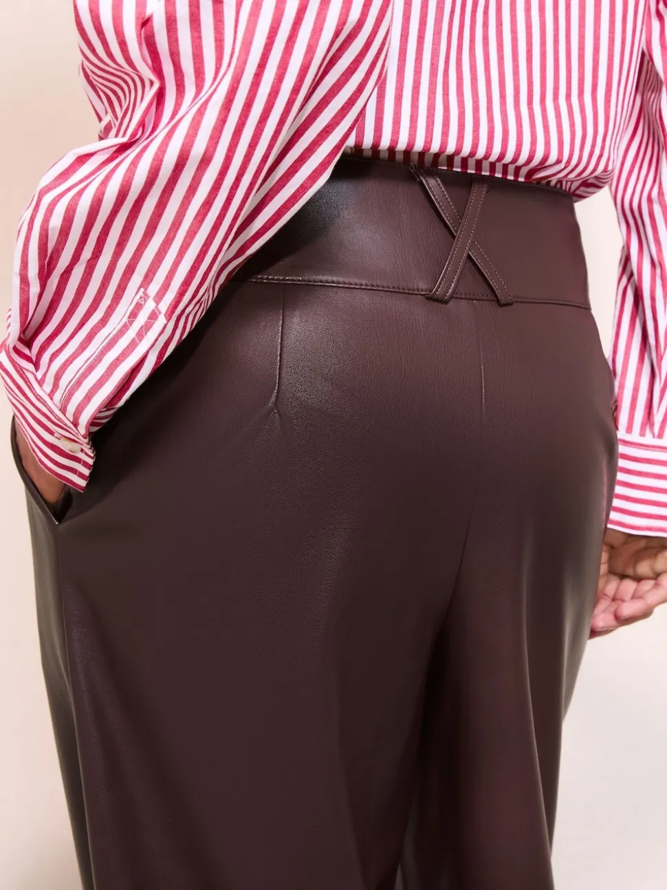 Rouge baie - Friends Like These Pantalons amples plissés en similicuir