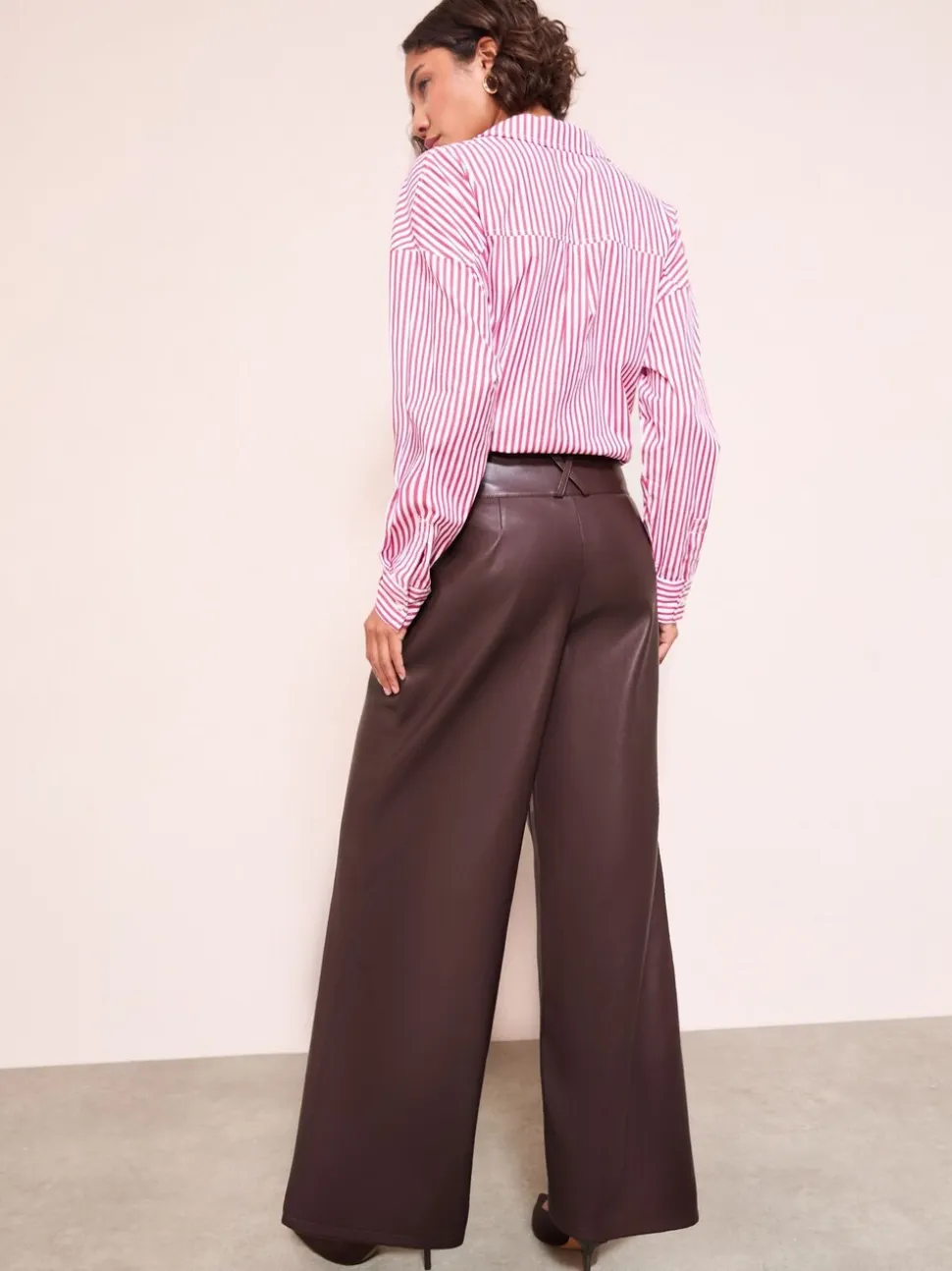 Rouge baie - Friends Like These Pantalons amples plissés en similicuir