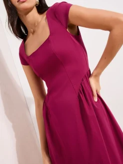 Rouge baie - Friends Like These Robe Midaxi Extensible sculptante à col carré