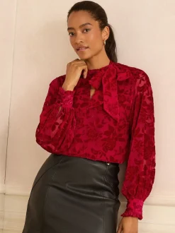 Rouge dévoré en velours - Chemisier Love & Roses manches longues à nœud lavallière