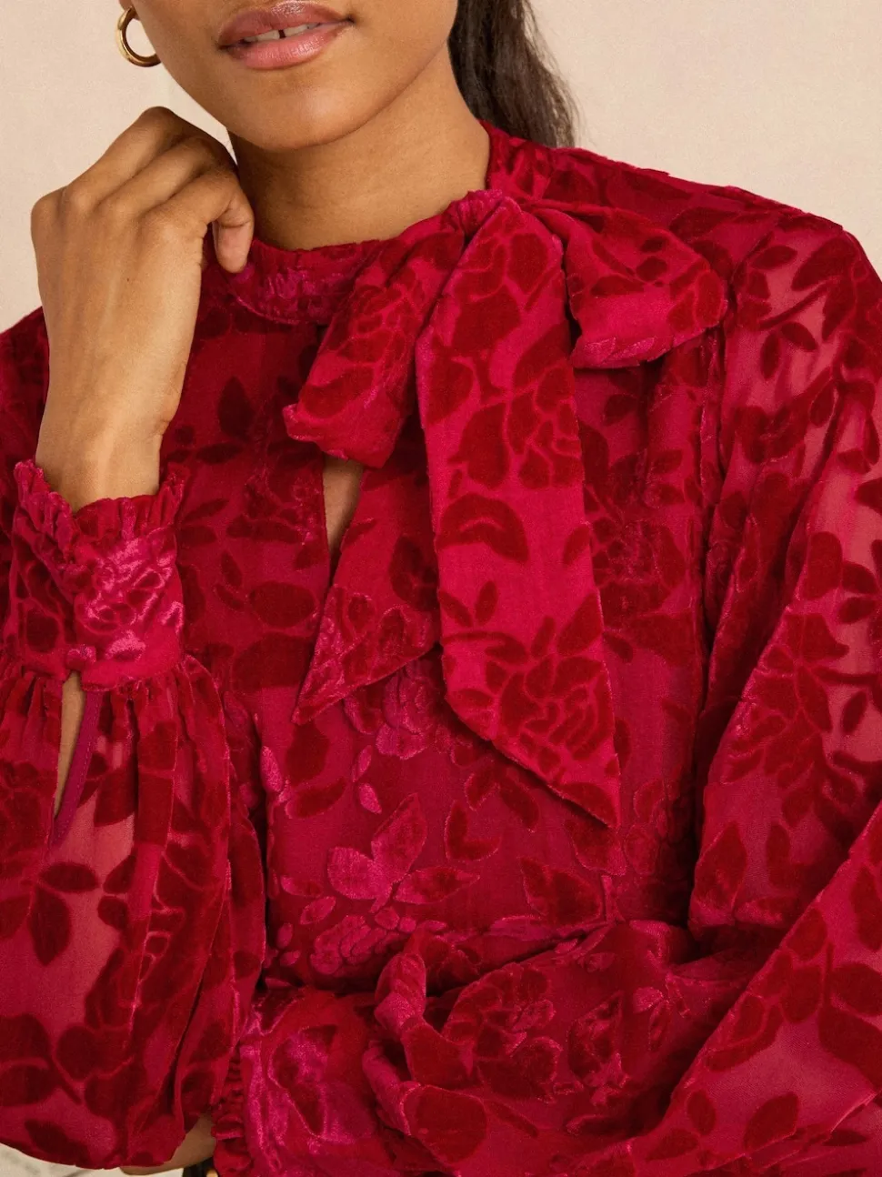 Rouge dévoré en velours - Chemisier Love & Roses manches longues à nœud lavallière
