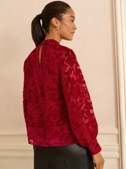 Rouge dévoré en velours - Chemisier Love & Roses manches longues à nœud lavallière