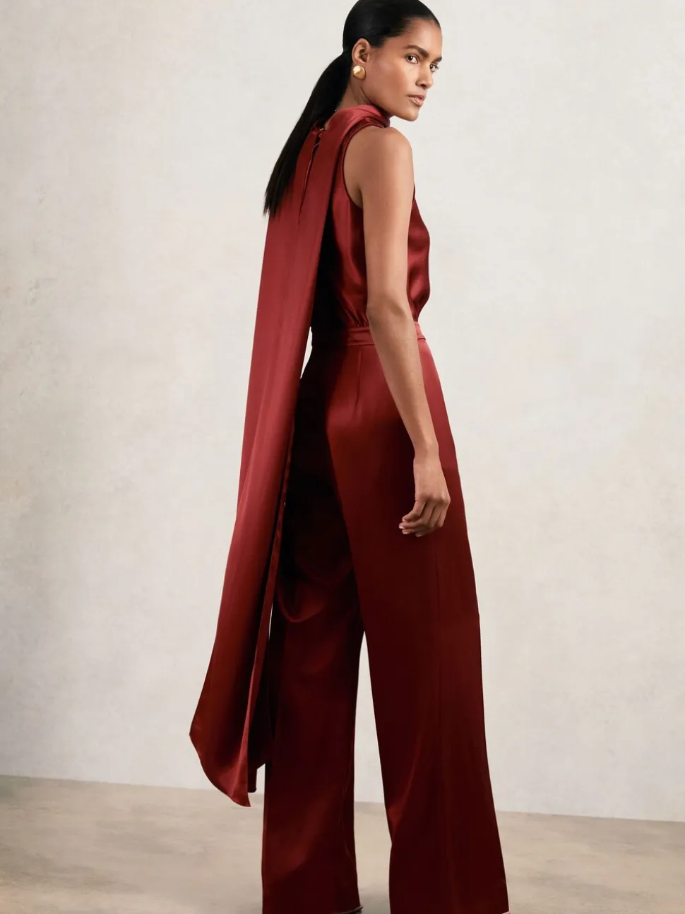 Rouge foncé - Combinaison Cape Reiss Farah en satin à ceinture