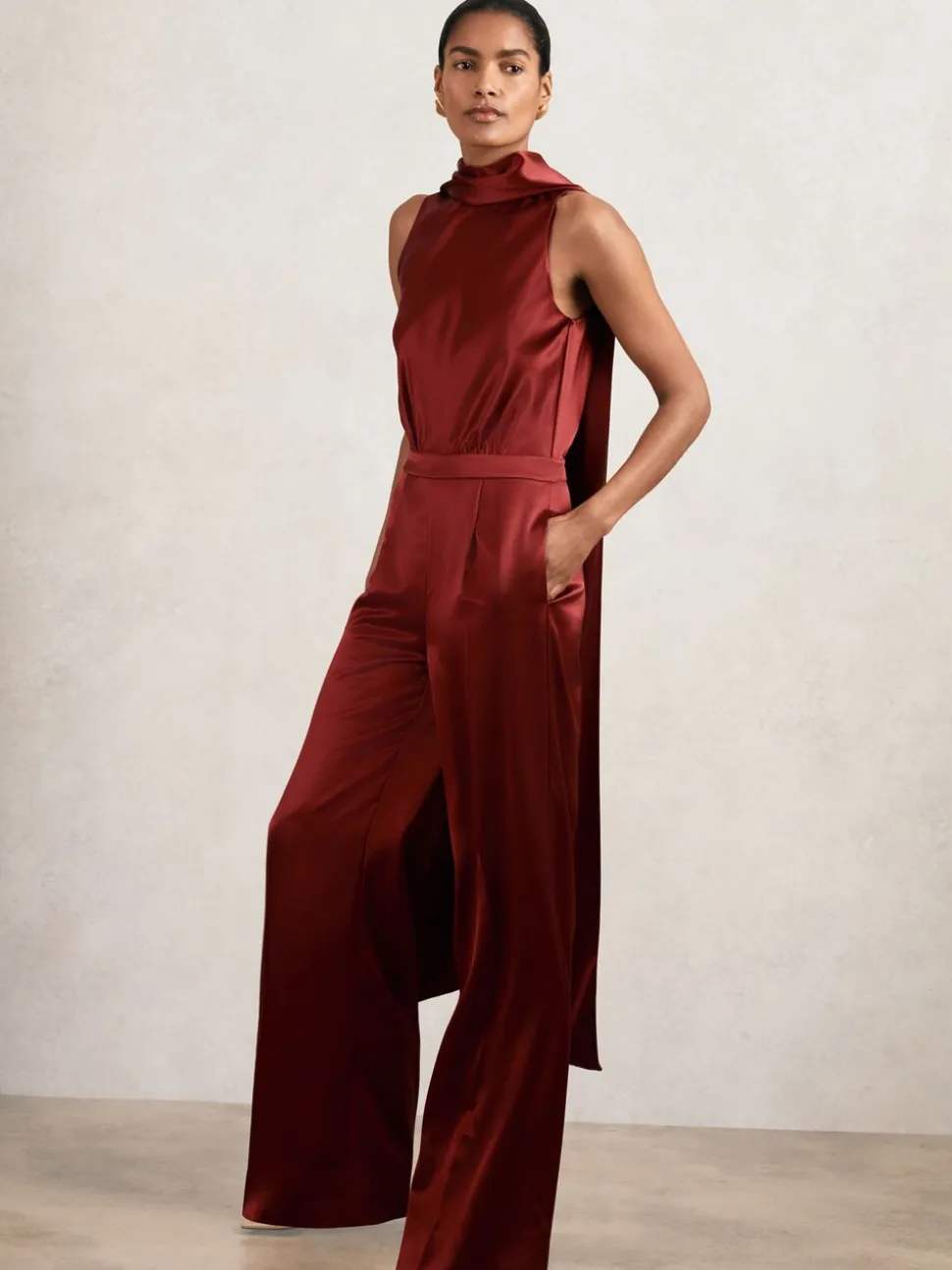 Rouge foncé - Combinaison Cape Reiss Farah en satin à ceinture
