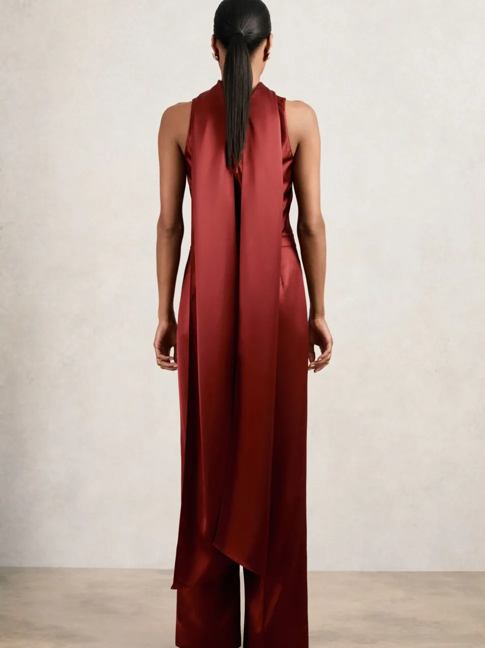 Rouge foncé - Combinaison Cape Reiss Farah en satin à ceinture