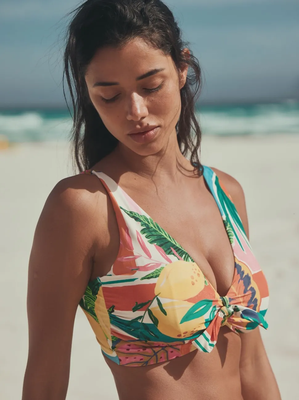 Rouge/Vert Tropical - Haut de bikini plongeant DD+ noué sur le devant