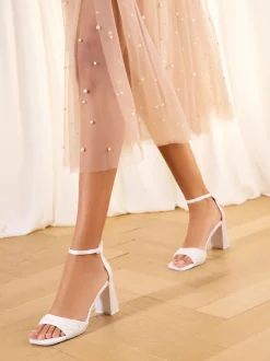 Sandales à talons hauts à talons carrés ornés de perles Satin de mariée Lipsy