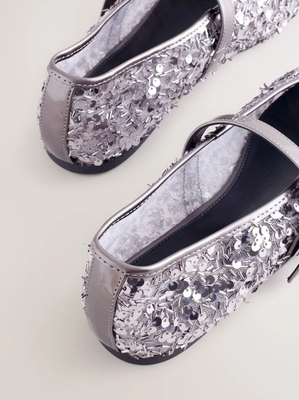 Sequins en étain - Chaussures Forever Comfort® Mary Jane avec ornements de sequins