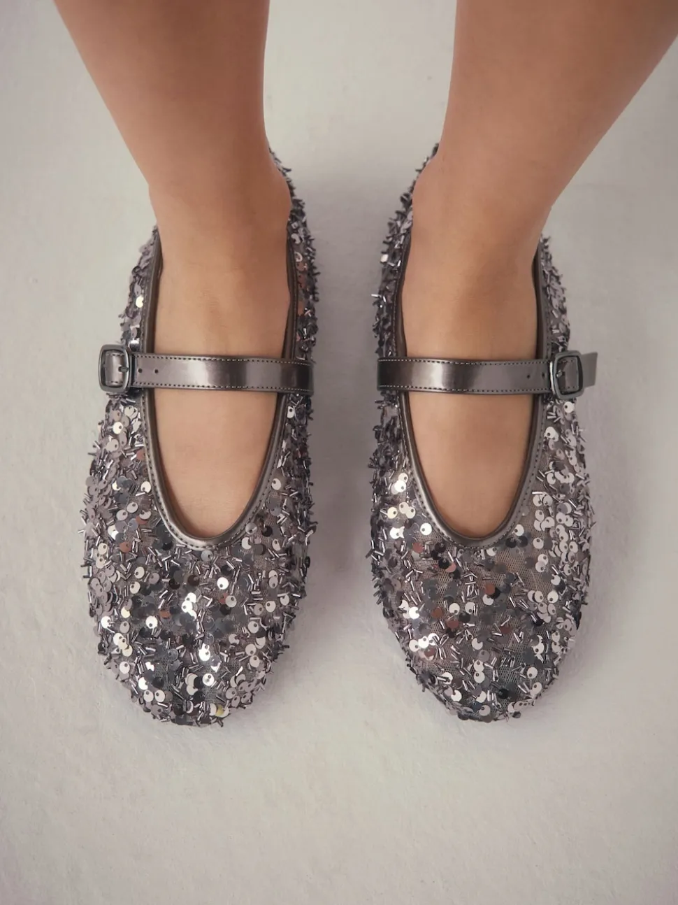 Sequins en étain - Chaussures Forever Comfort® Mary Jane avec ornements de sequins