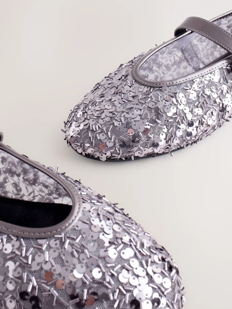 Sequins en étain - Chaussures Forever Comfort® Mary Jane avec ornements de sequins