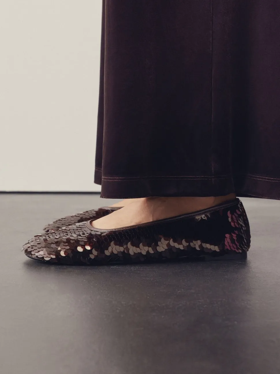 Sequins marron chocolat - Chaussures plates à sequins Forever Comfort® à bout rond