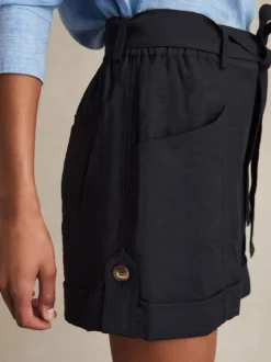 Shorts ceinturés Reiss Avril avec pattes de boutonnage