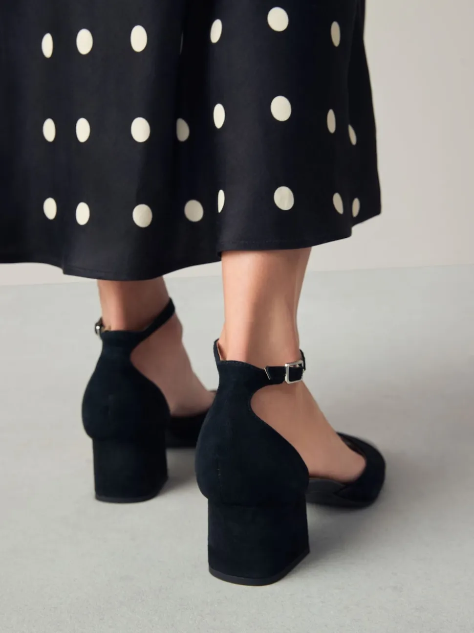 Suede noire - Chaussures à talons carrés avec embout