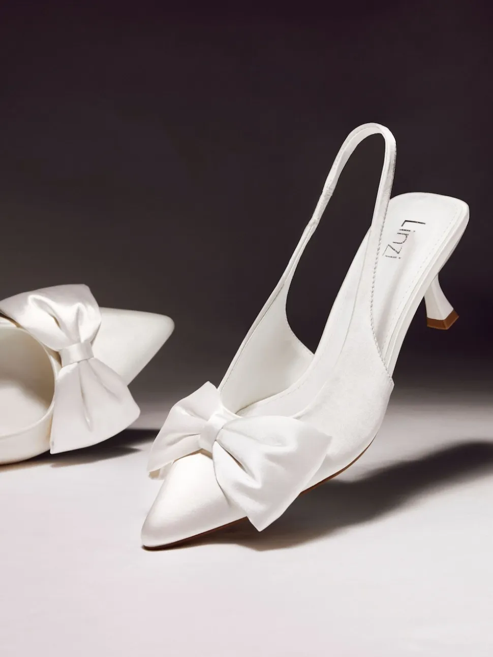 Talons Linzi de mariage Merlot en satin à bride arrière avec nœud