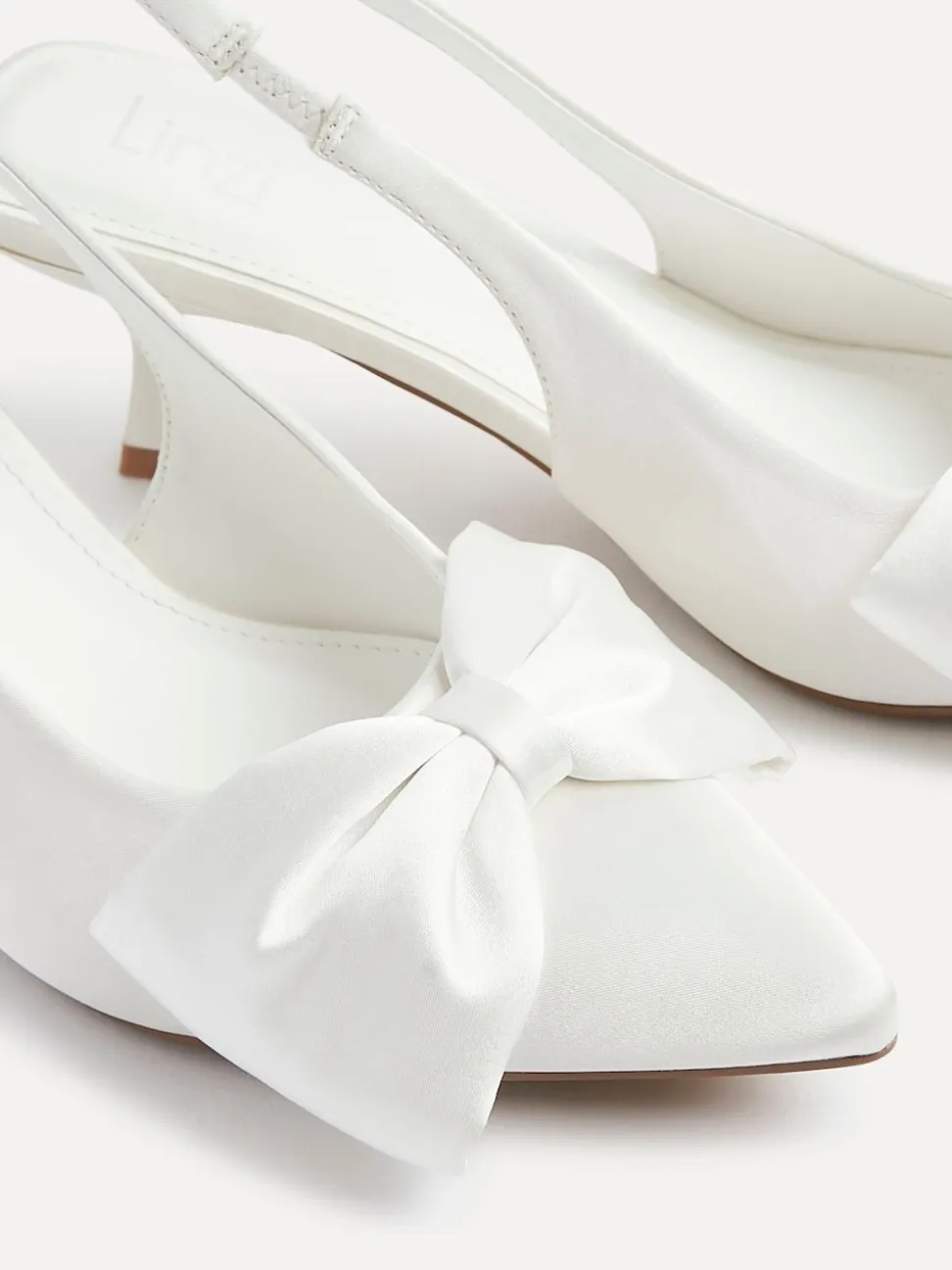 Talons Linzi de mariage Merlot en satin à bride arrière avec nœud