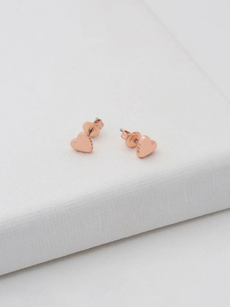 Ton d'or de rose - Ted Baker HARLY : Boucles d’oreilles à petits cœurs