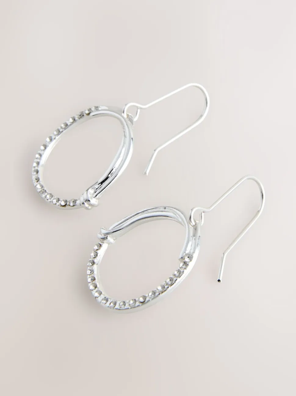 Tonalité argentée - Boucles d’oreilles cercle ouvert avec détail scintillant