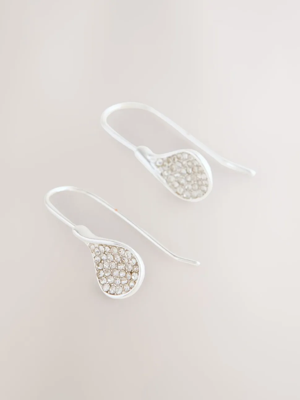 Tonalité argentée - Boucles d’oreilles gouttes pétales scintillantes