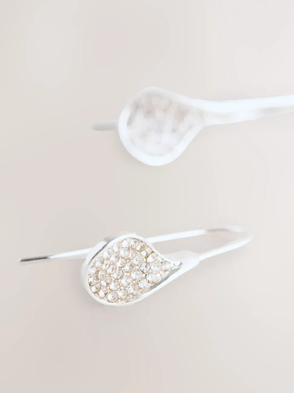 Tonalité argentée - Boucles d’oreilles gouttes pétales scintillantes