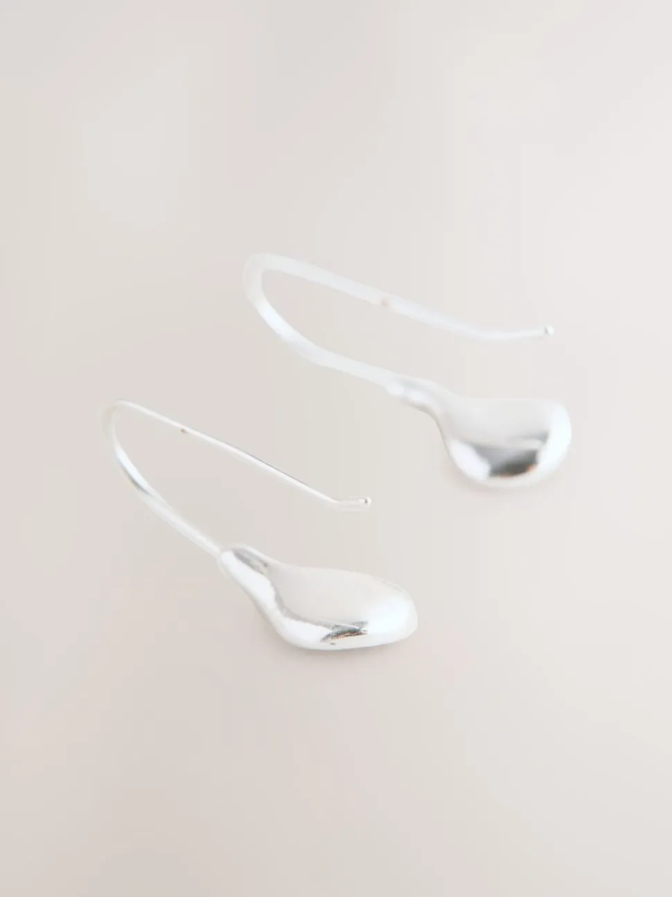 Tonalité argentée - Boucles d’oreilles gouttes pétales scintillantes