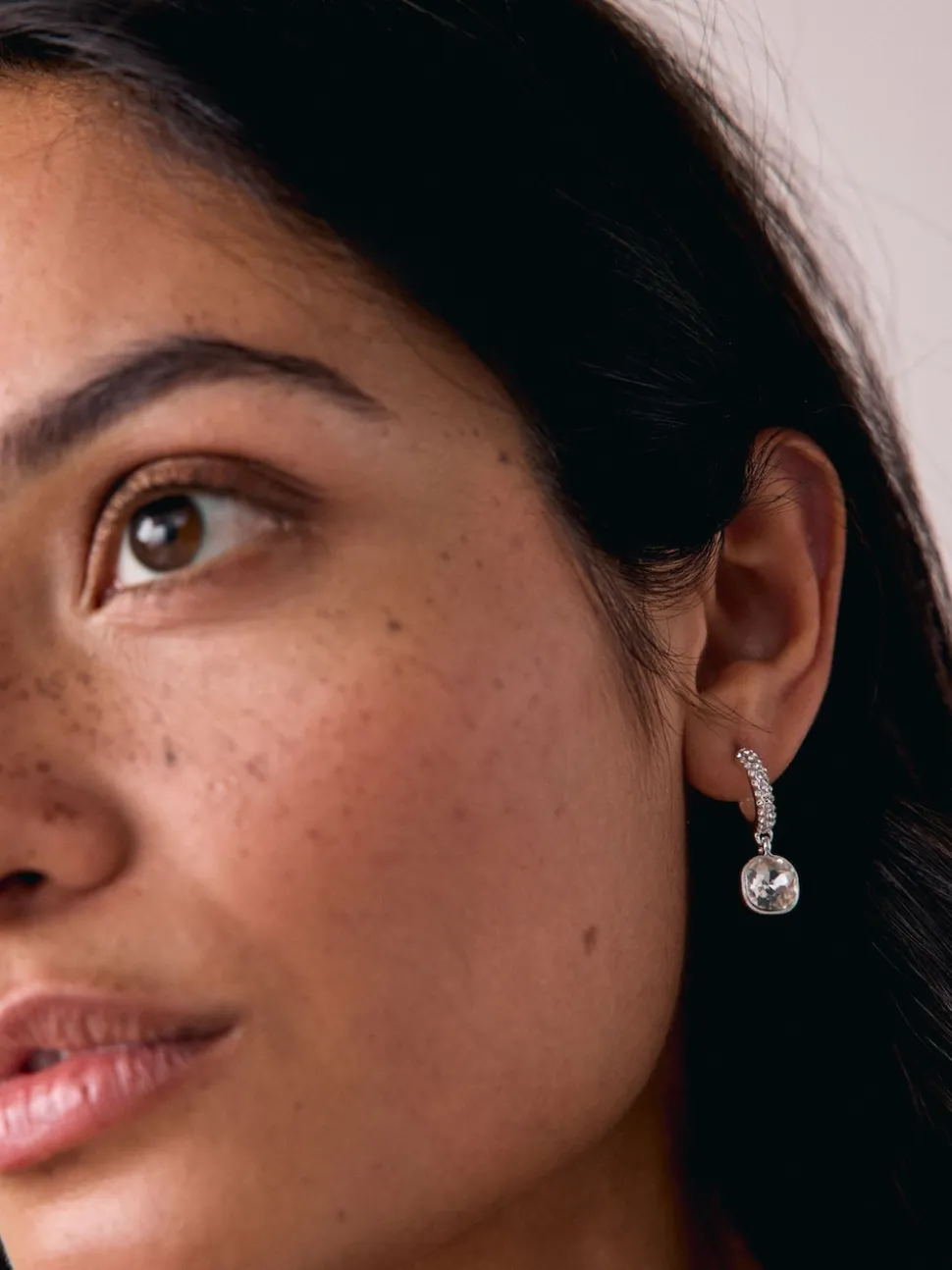 Tonalité argentée - Boucles d’oreilles créoles pavées en pierre carrée