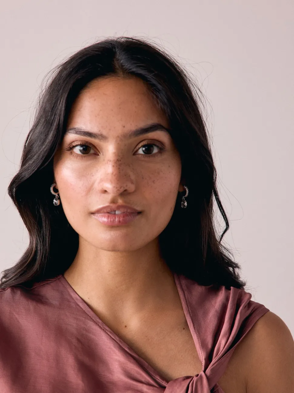 Tonalité argentée - Boucles d’oreilles créoles pavées en pierre carrée