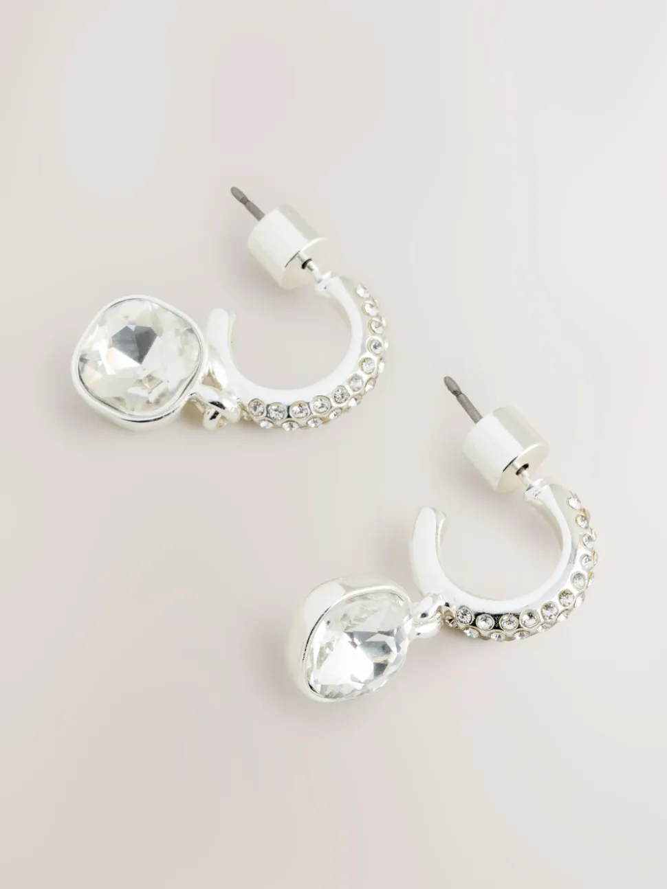 Tonalité argentée - Boucles d’oreilles créoles pavées en pierre carrée