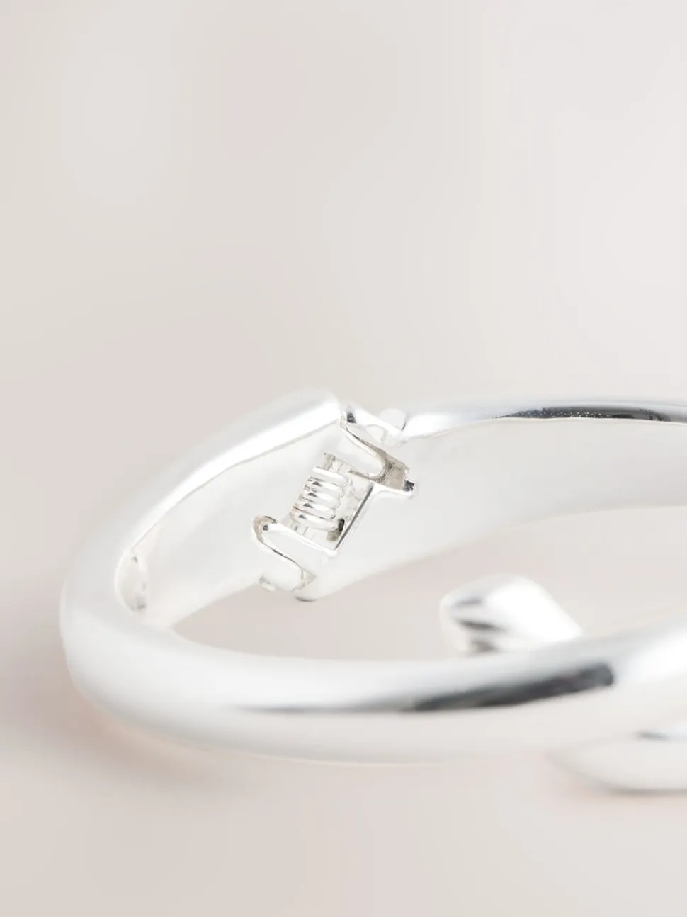Tonalité argentée - Bracelet rigide croisé