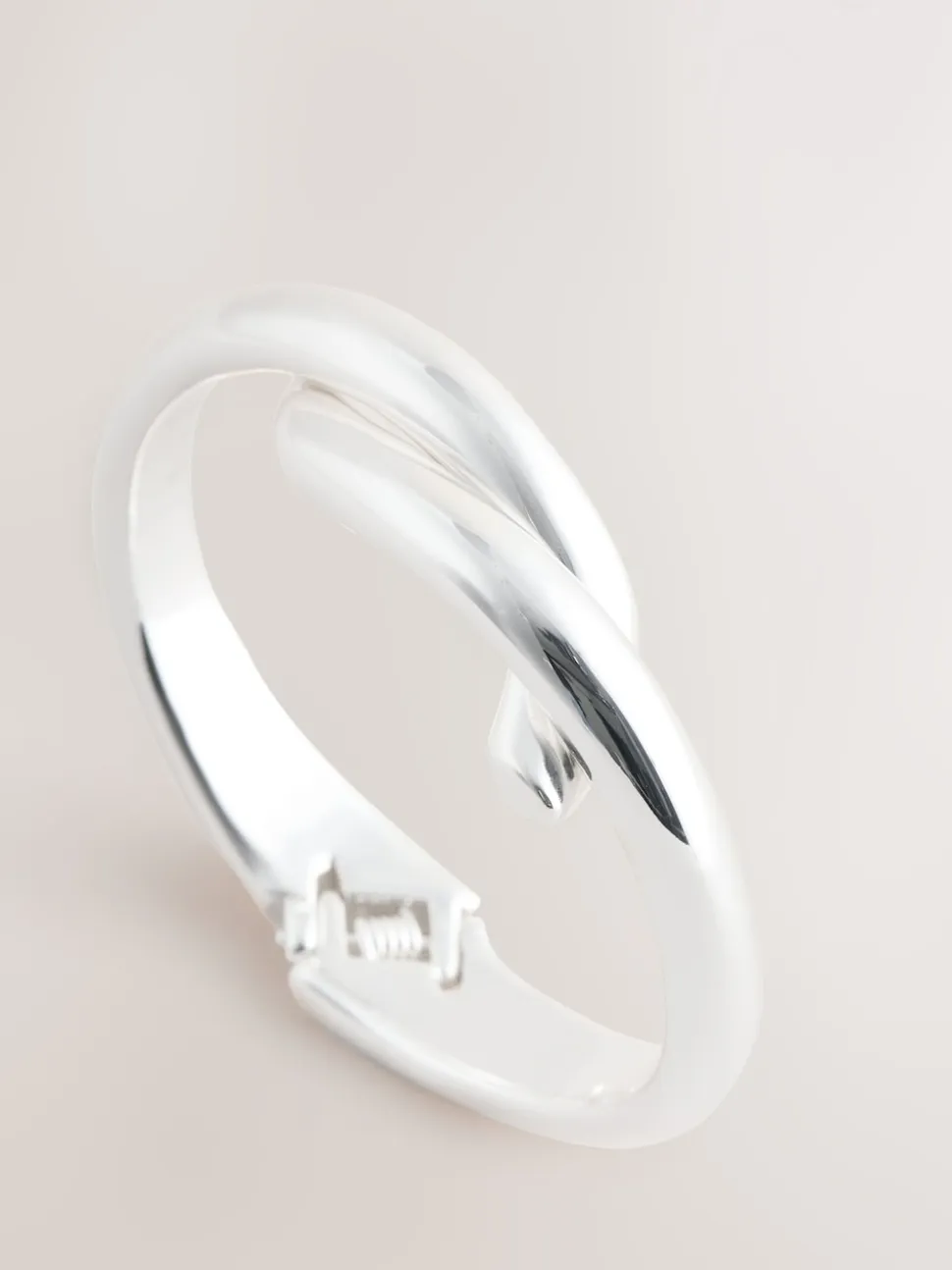 Tonalité argentée - Bracelet rigide croisé