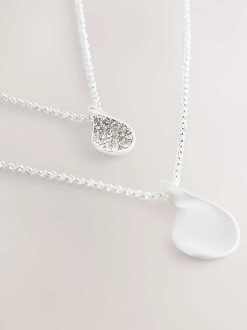 Tonalité argentée - Collier multi-couches à pétales scintillants