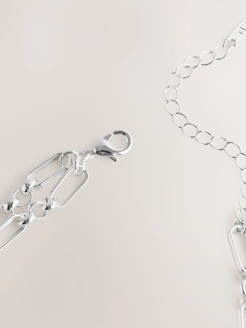 Tonalité argentée - Collier chaîne avec barre en T 2 couches