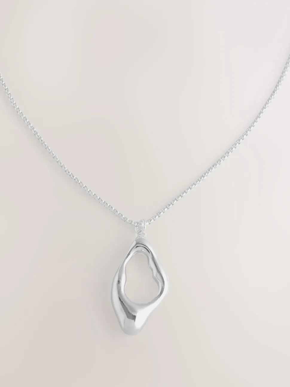 Tonalité argentée - Collier long avec pendentif