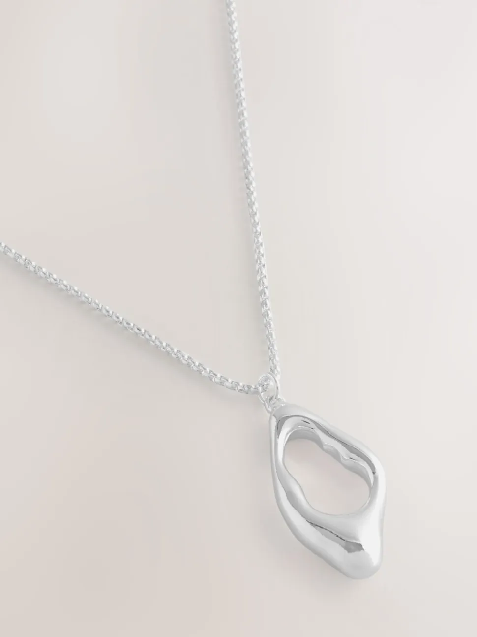 Tonalité argentée - Collier long avec pendentif