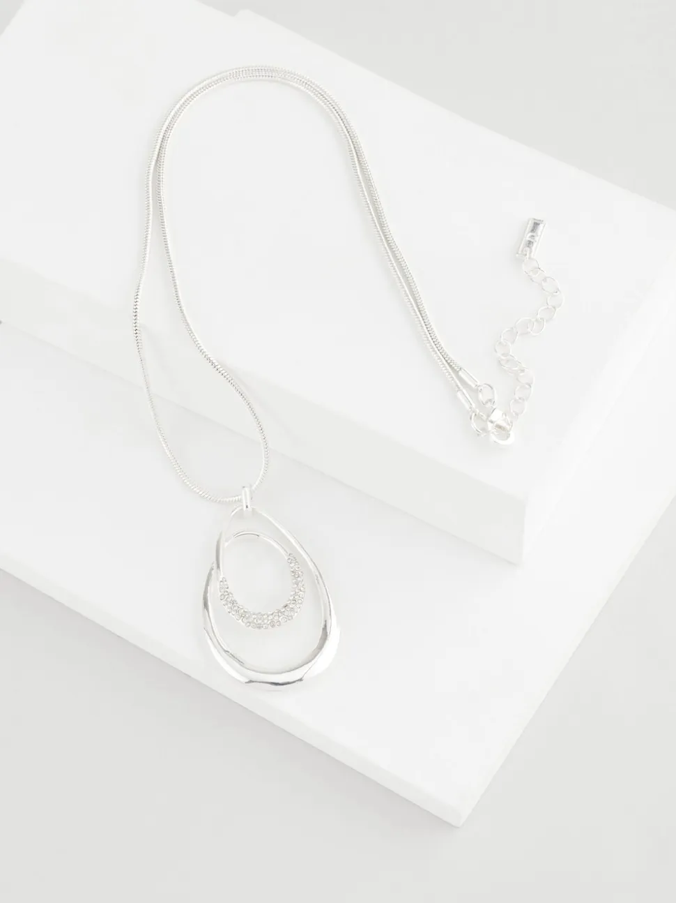 Tonalité argentée - Collier pavé ovale tourbillonnant