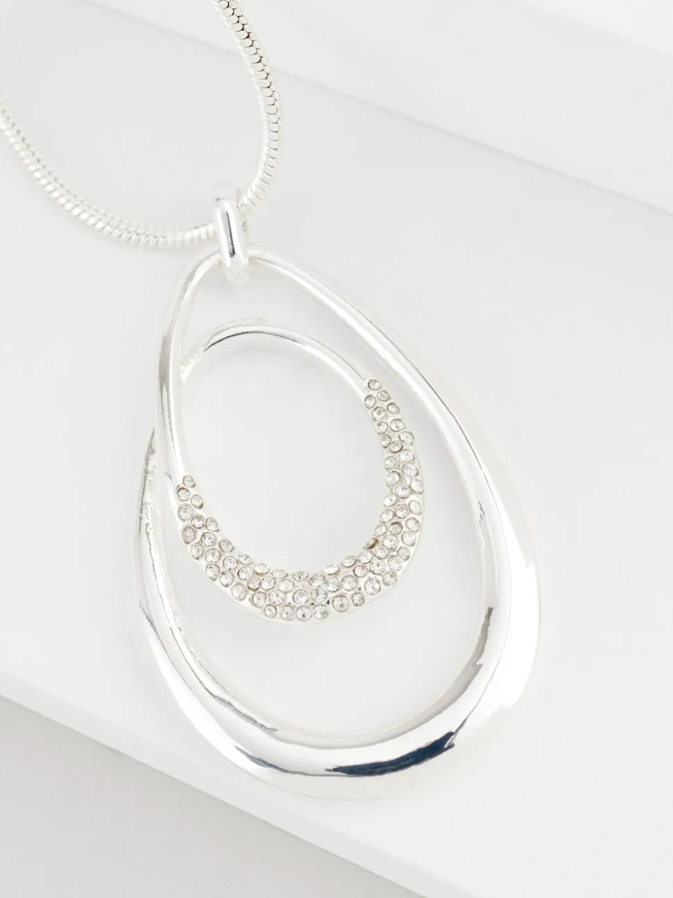Tonalité argentée - Collier pavé ovale tourbillonnant