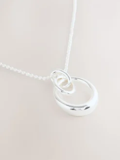 Tonalité argentée - Collier à pendentif cercle entrelacé