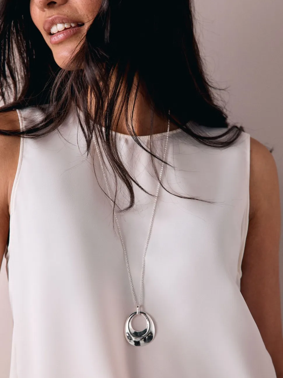 Tonalité argentée - Collier long à pendentif cercle ouvert