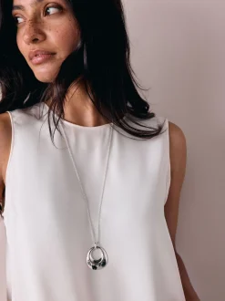 Tonalité argentée - Collier long à pendentif cercle ouvert