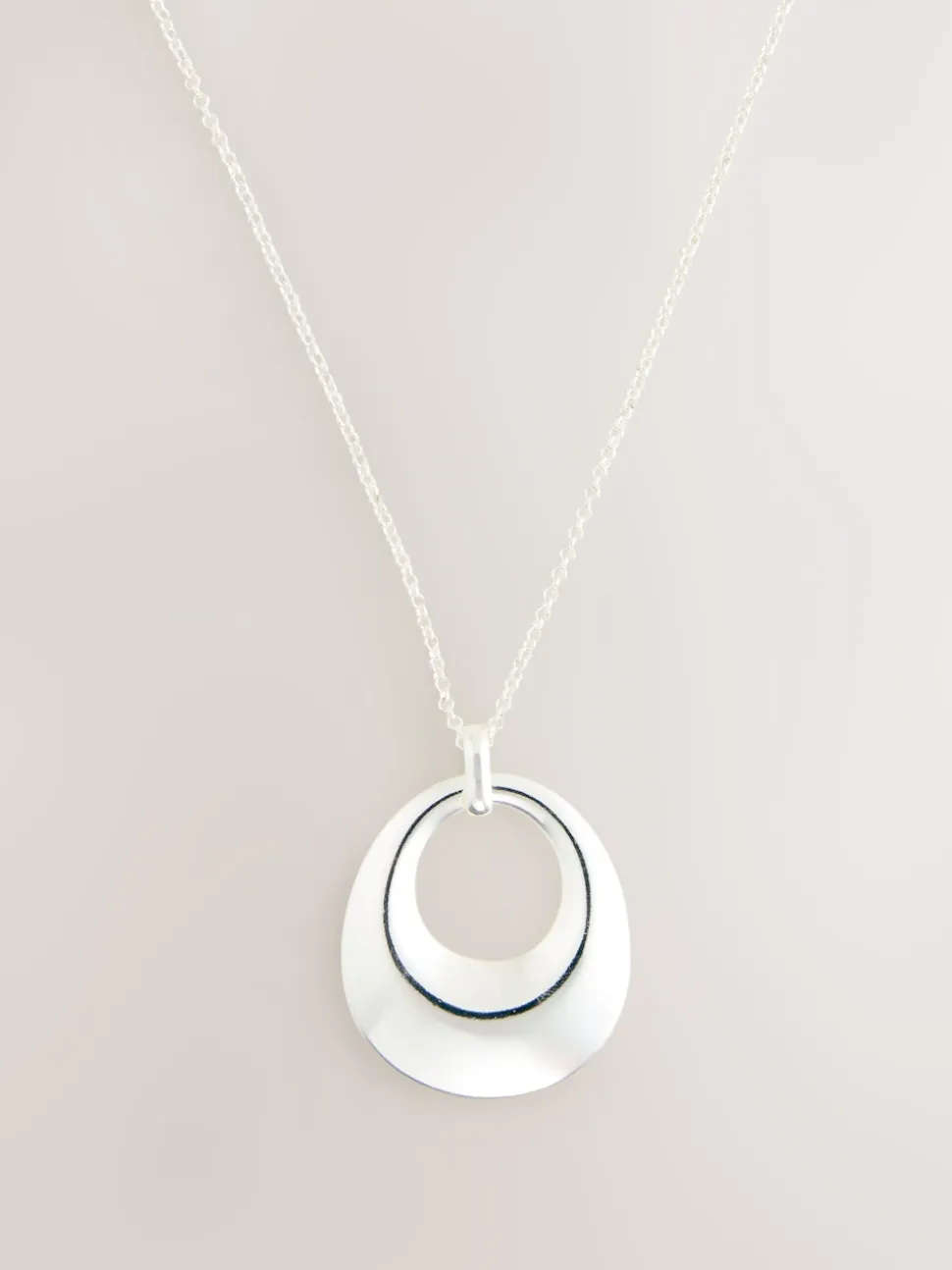 Tonalité argentée - Collier long à pendentif cercle ouvert