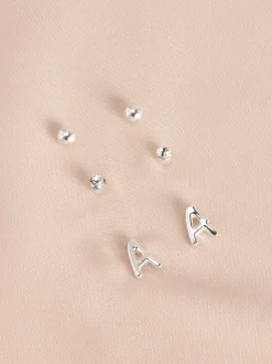 Tonalité argentée - Lot de boucles d’oreilles initiales
