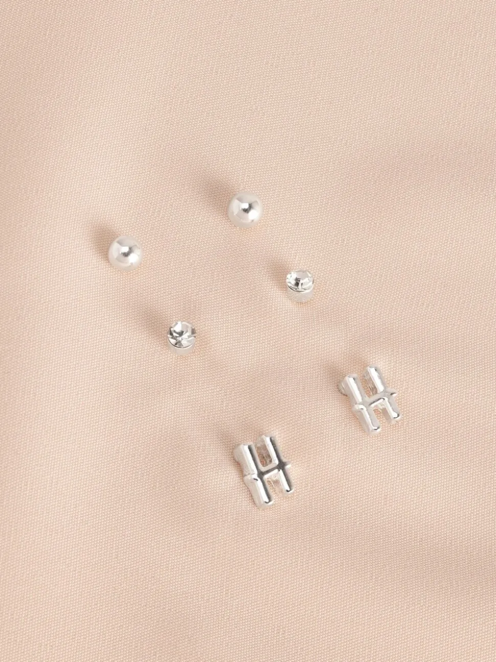 Tonalité argentée - Lot de boucles d’oreilles initiales