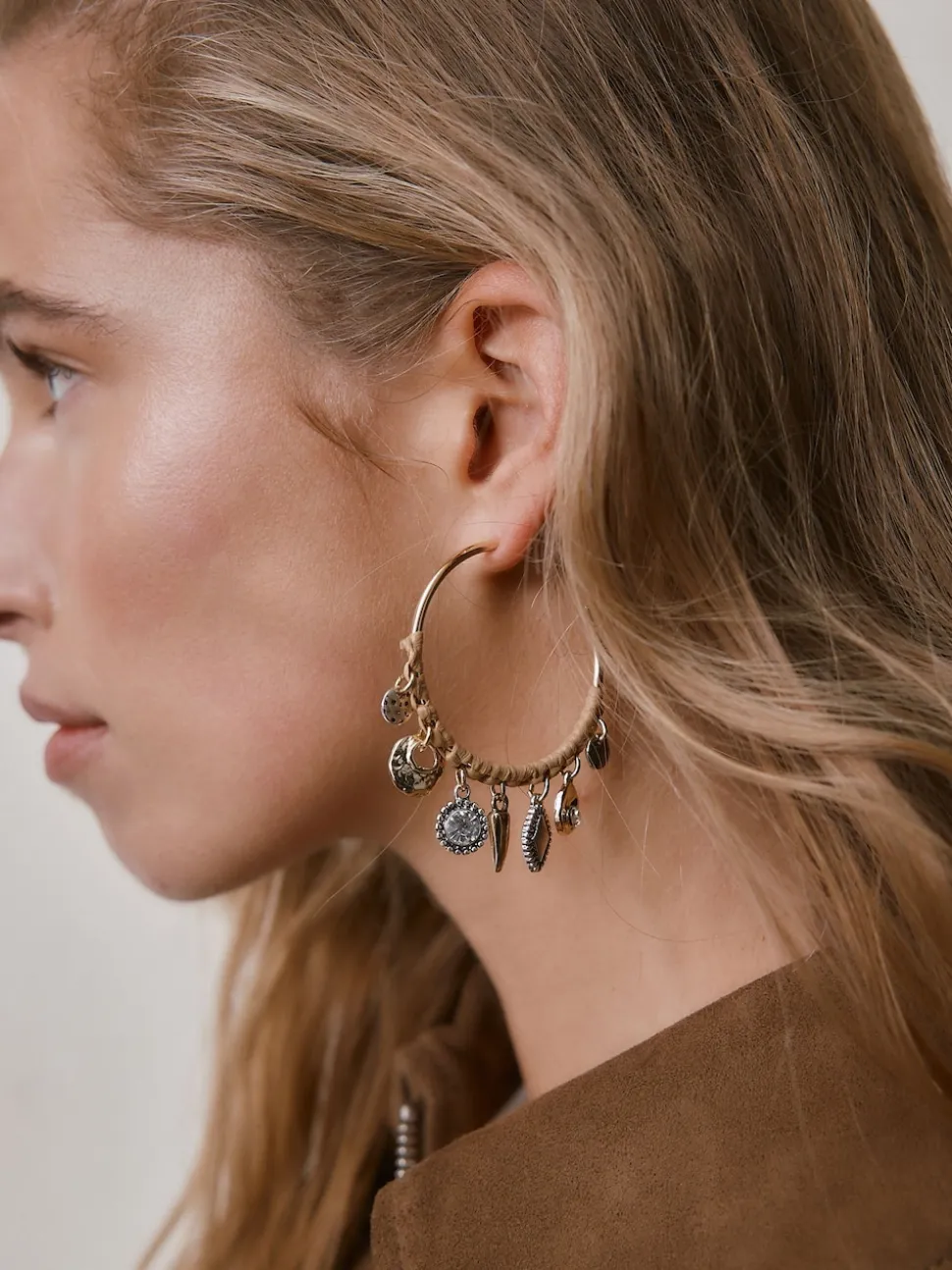 Tonalité d'or - Boucles d’oreilles créoles à breloque enveloppantes