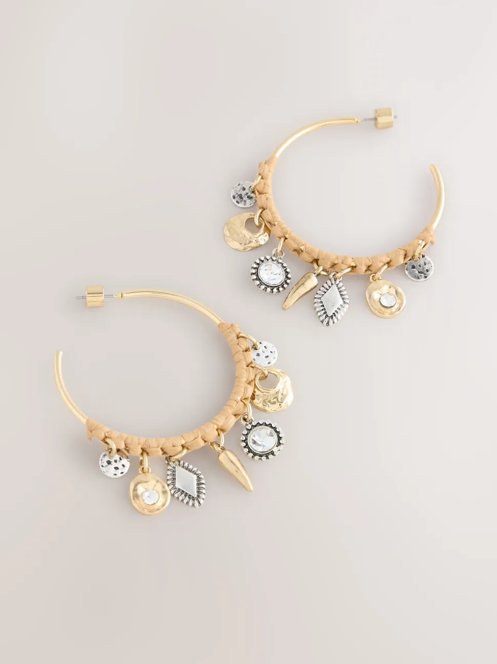 Tonalité d'or - Boucles d’oreilles créoles à breloque enveloppantes