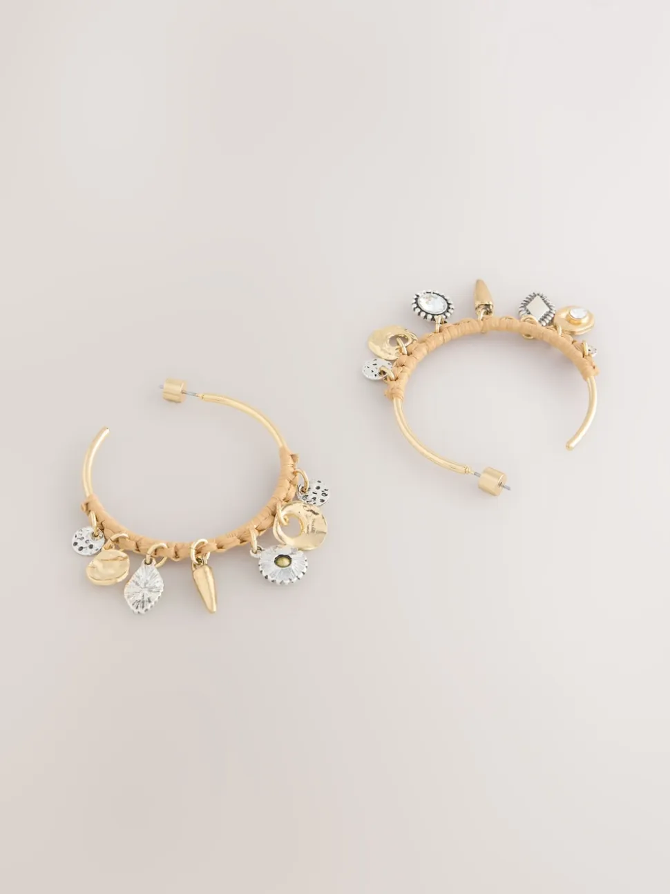 Tonalité d'or - Boucles d’oreilles créoles à breloque enveloppantes