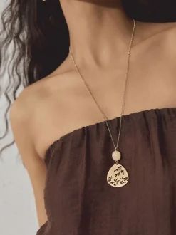 Tonalité d'or - Collier avec pendentif détail fleuri