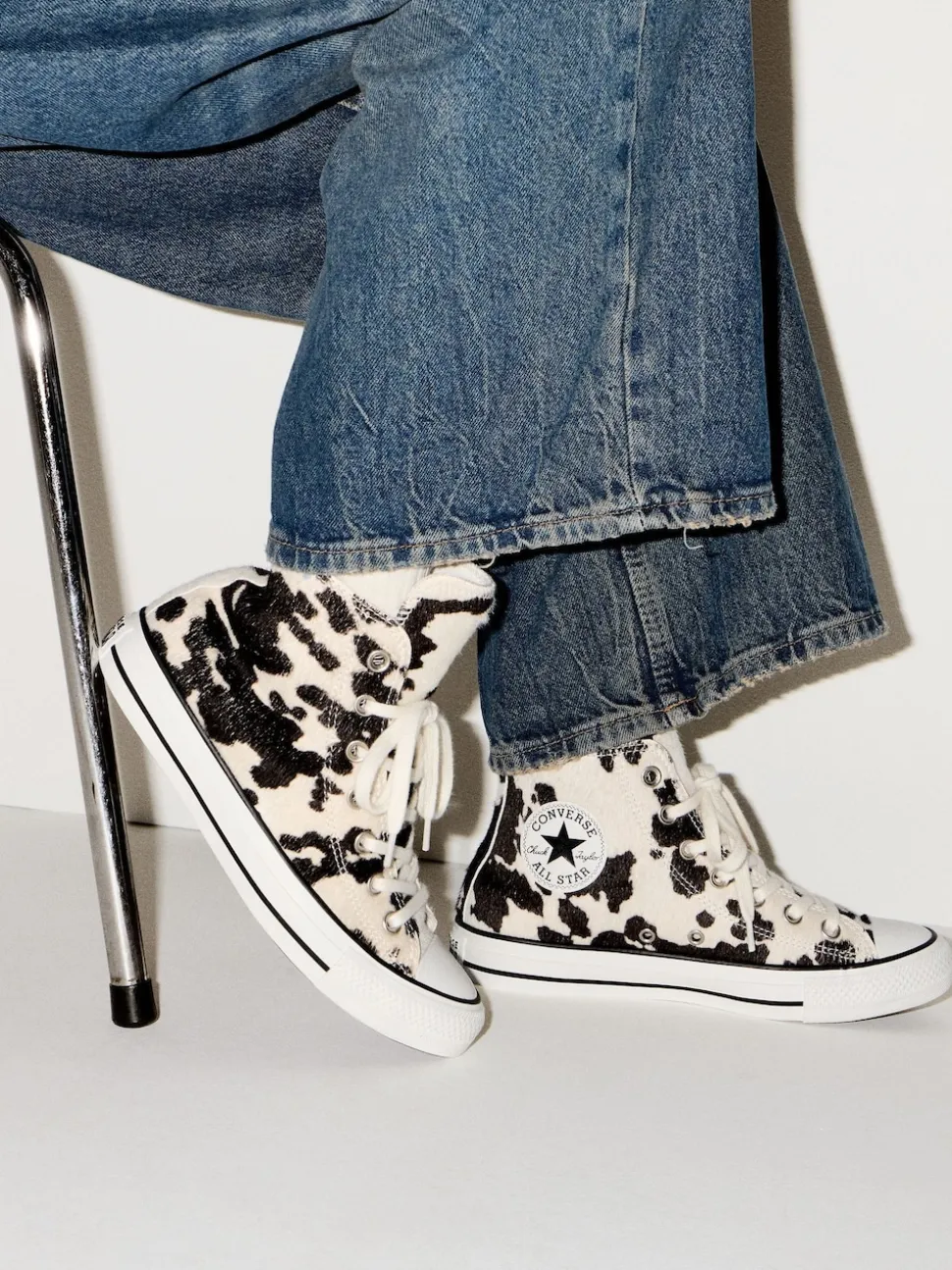 Vache marron - Converse Baskets Chuck Taylor en daim sur l’ensemble