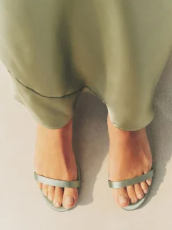 vert - Sandales simples de demoiselle d’honneur Forever Comfort® à bout rond et talon bas
