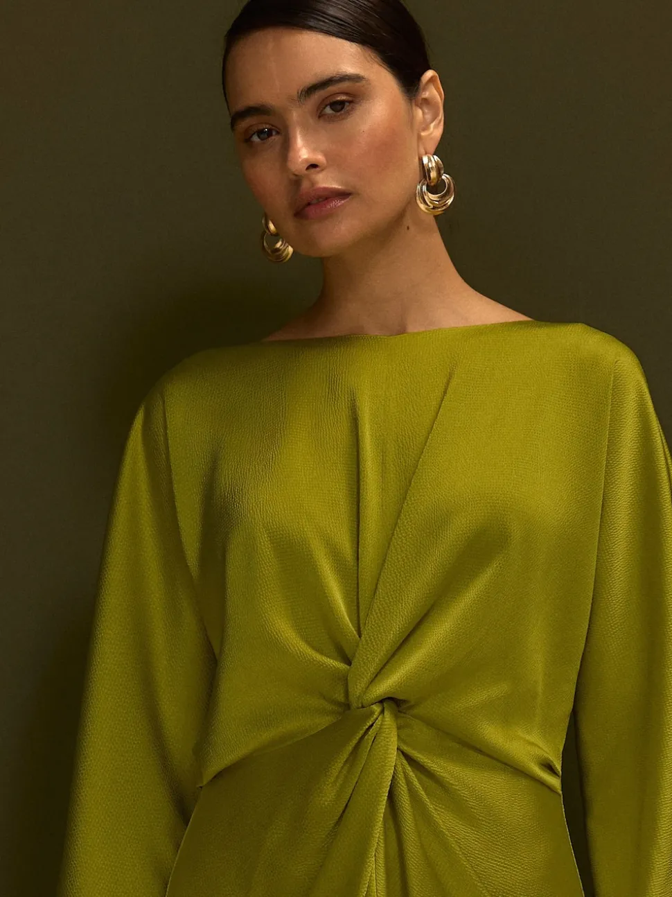 Vert citron - Robe longue en satin à manches longues torsadée sur le devant