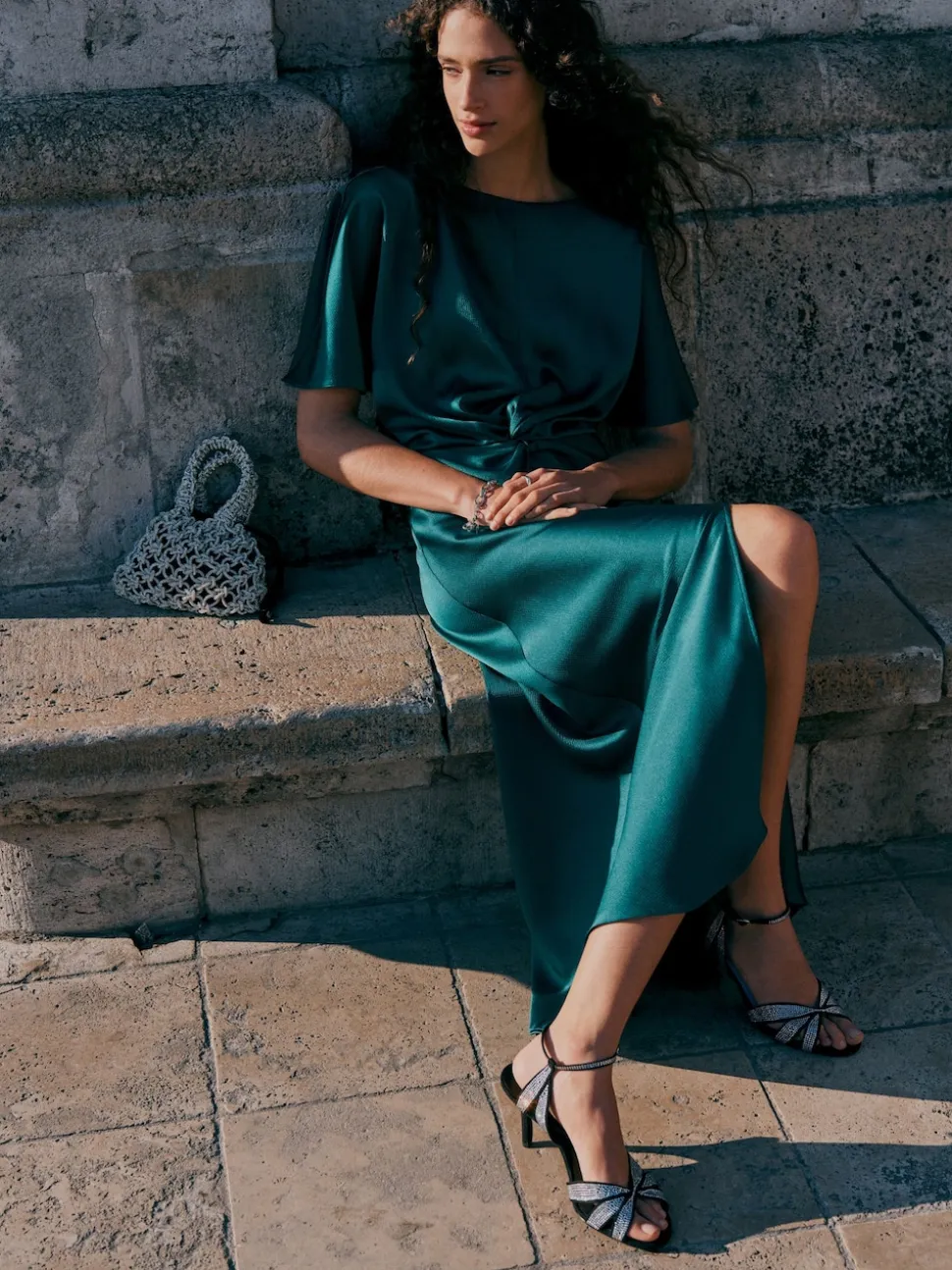 Vert émeraude - Robe mi-longue texturée en Satin à Manches courtes torsadée sur le devant